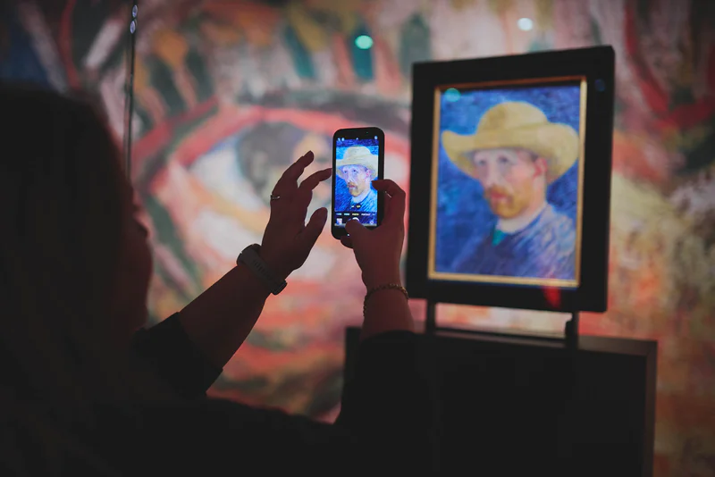 In het Van Gogh Museum wordt met een mobiele telefoon een foto gemaakt van een zelfportret van Vincent van Gogh voor social media. Foto: David Stegenga
